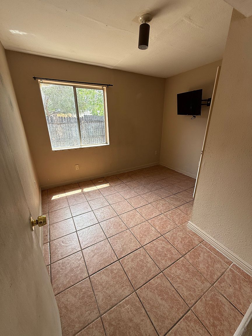 2315 W Vista Ave photo 3