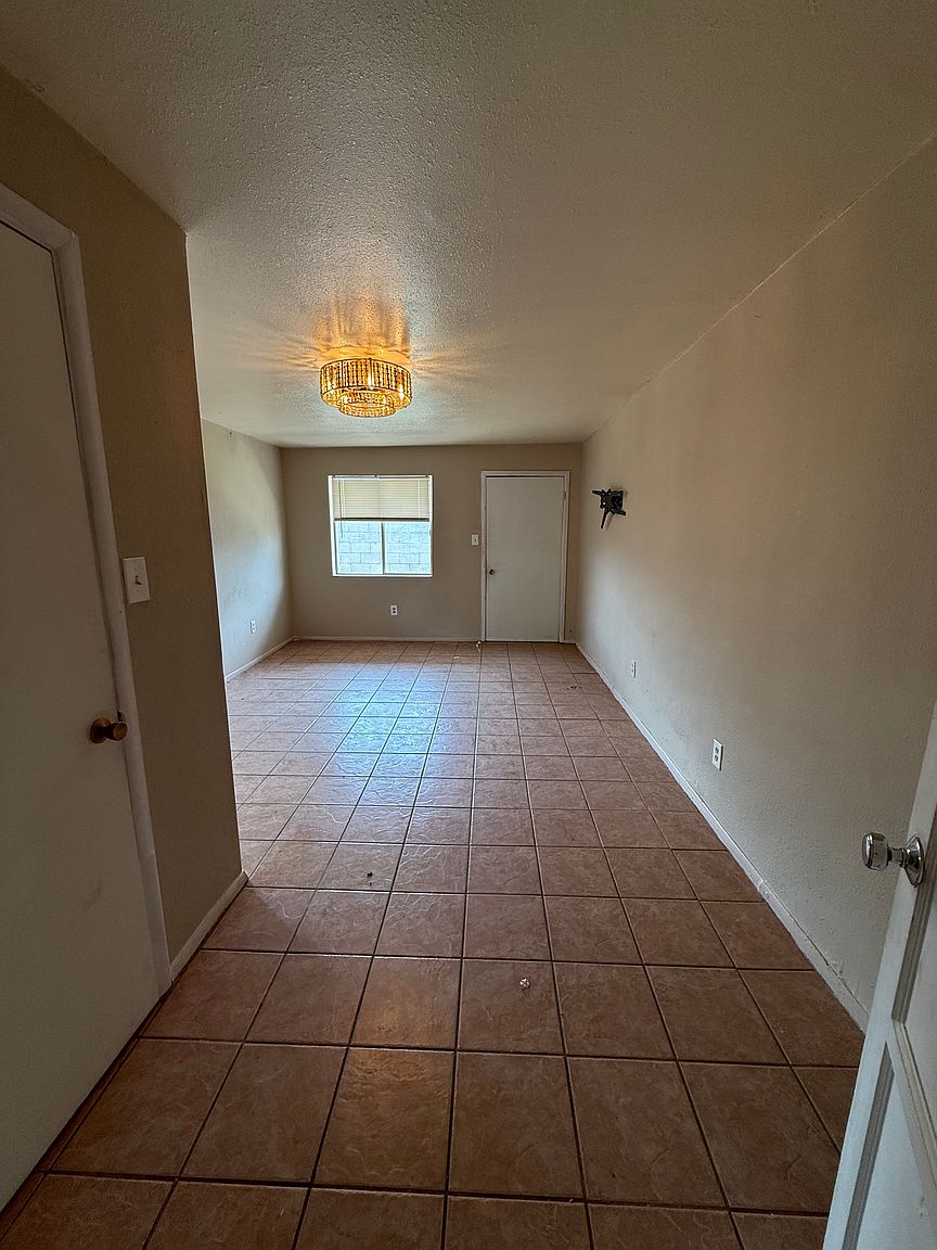 2315 W Vista Ave photo 2