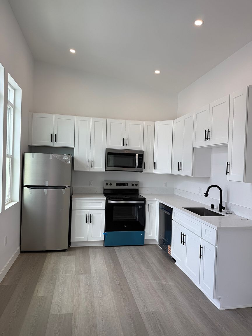 5656 Chateau Dr photo 3
