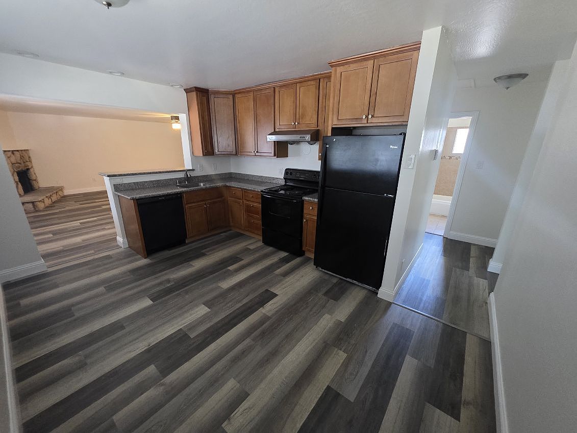 302 Maple Ave photo 3
