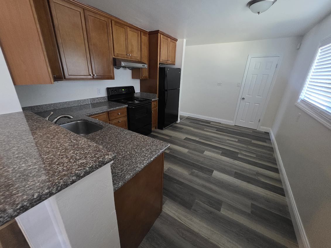 302 Maple Ave photo 5