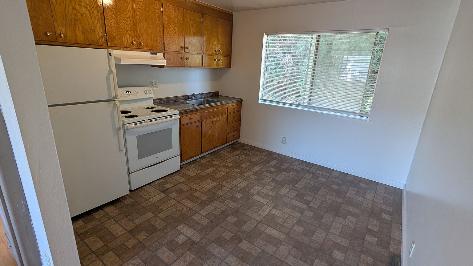 14305 Bancroft Ave photo 4