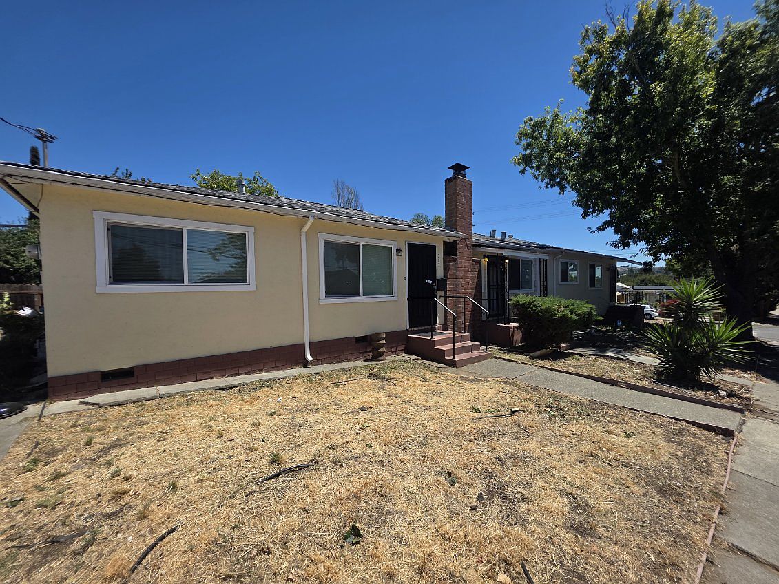 302 Maple Ave photo 4