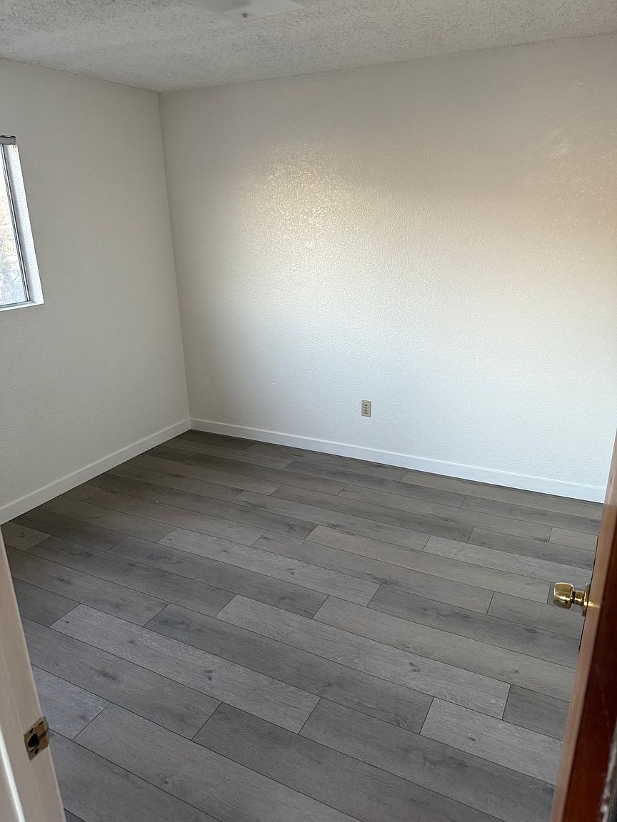 4438 Winona Ave photo 4