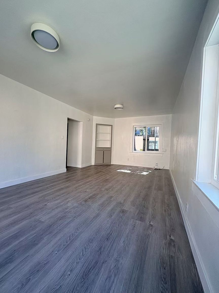 357 Lester Ave photo 3