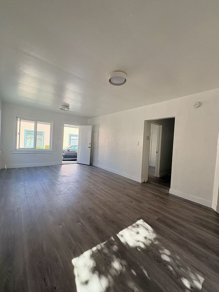 357 Lester Ave photo 4