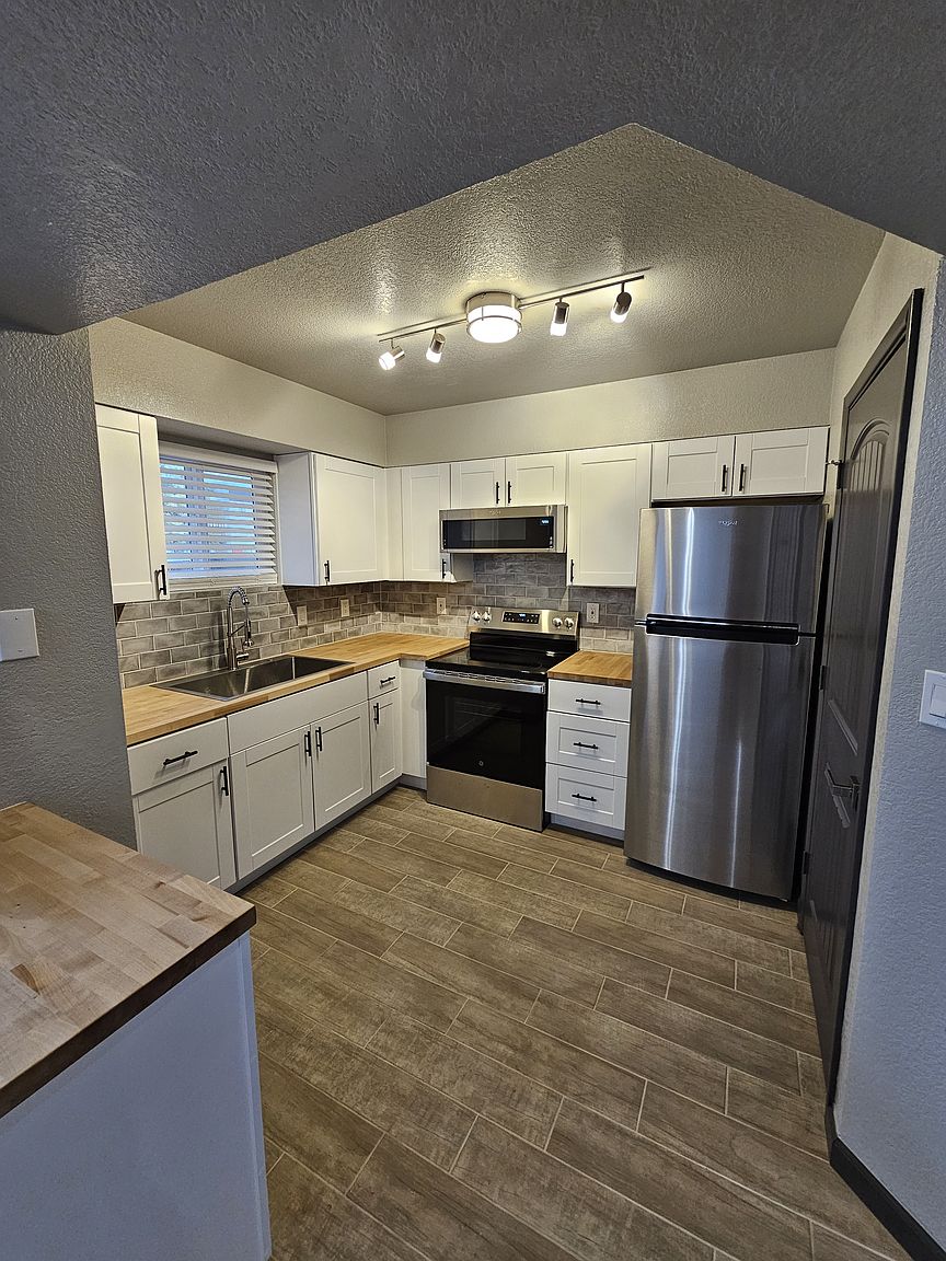 1749 E Pepper Cir photo 2