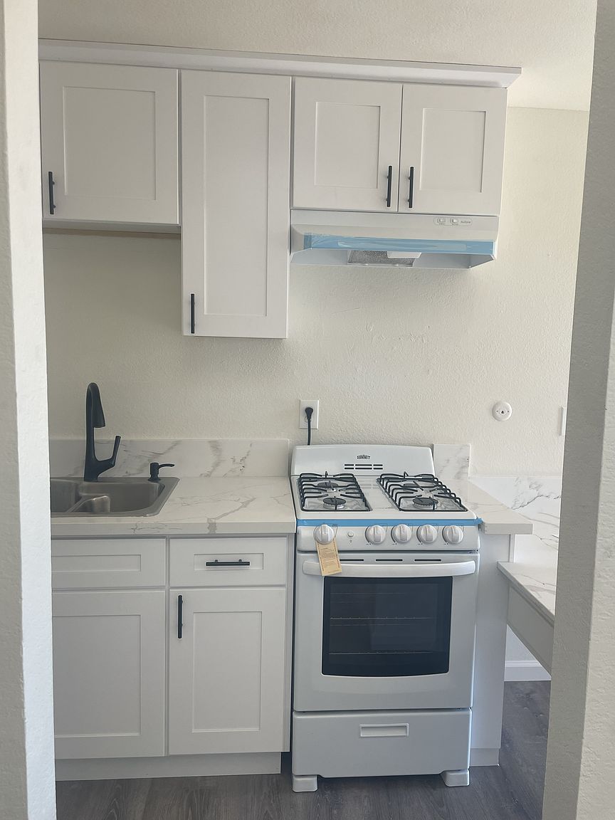 816 E Alvarado St photo 2