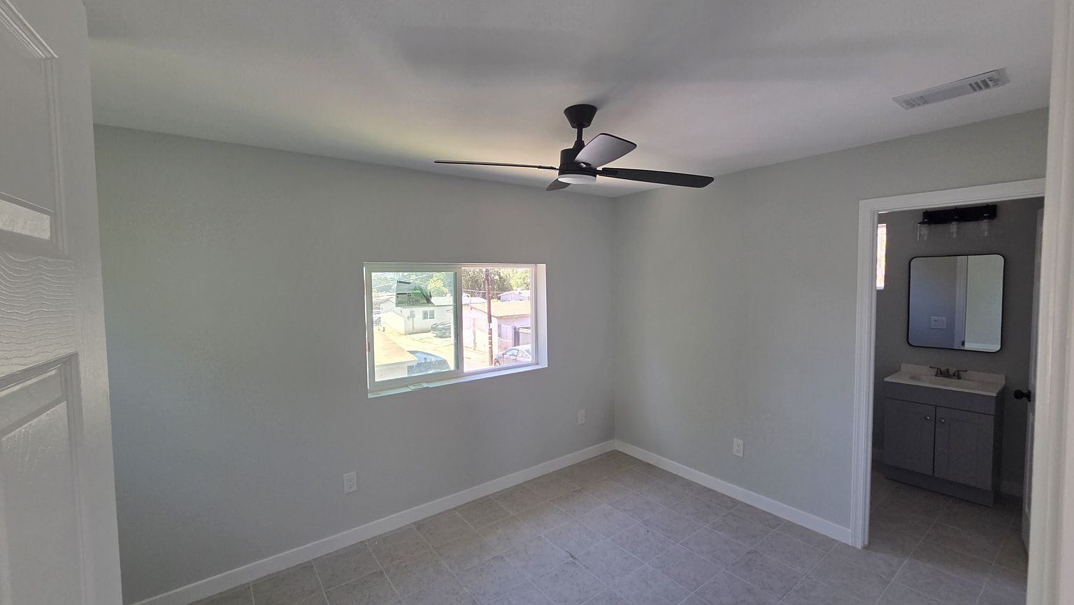 1126 E Grand Ave photo 2
