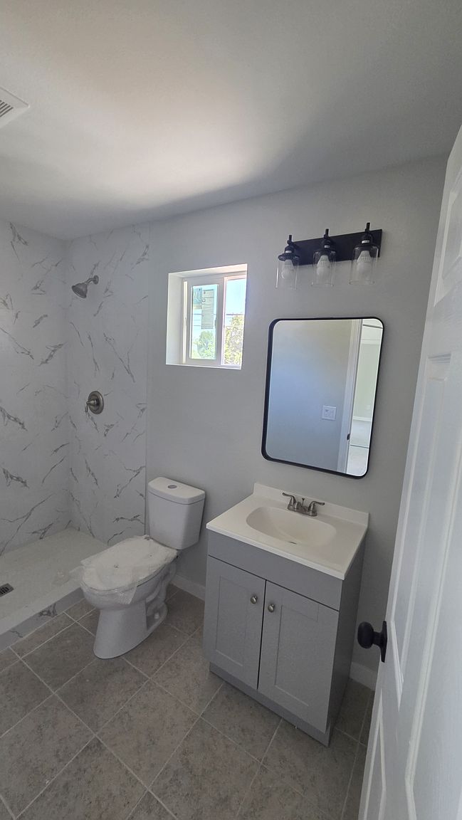 1126 E Grand Ave photo 5