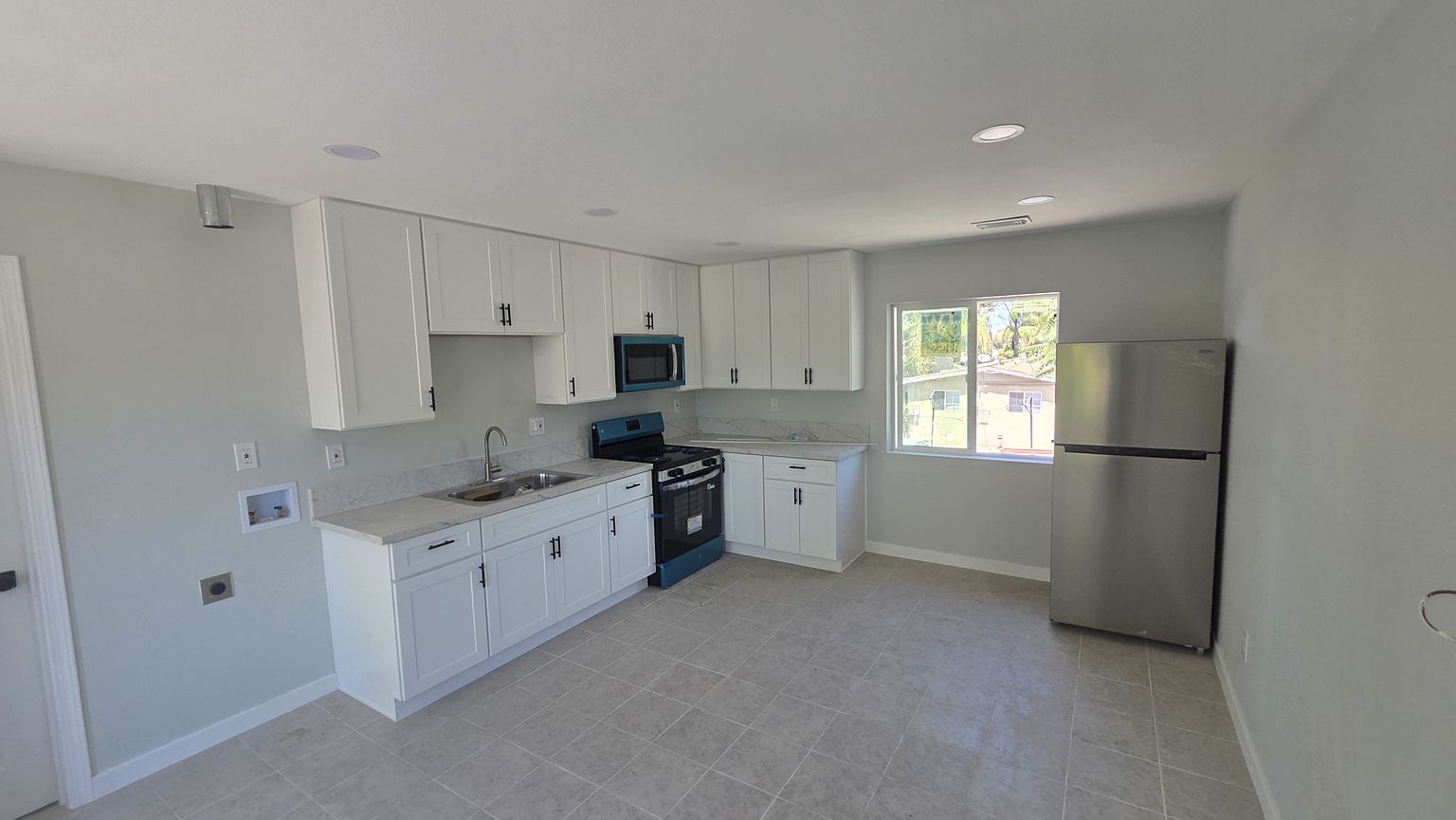 1126 E Grand Ave photo 3