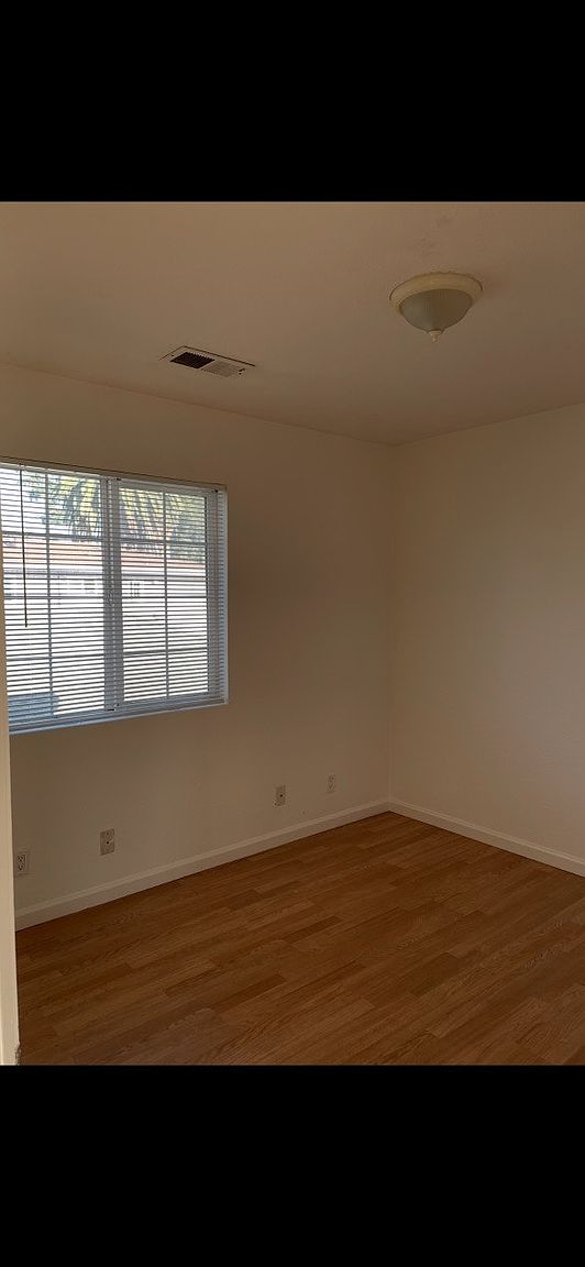 1525 Oxford St Redwood City, CA 94061 photo 2