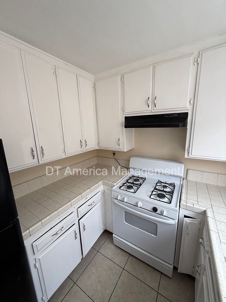 4221 Van Dyke Ave photo 3