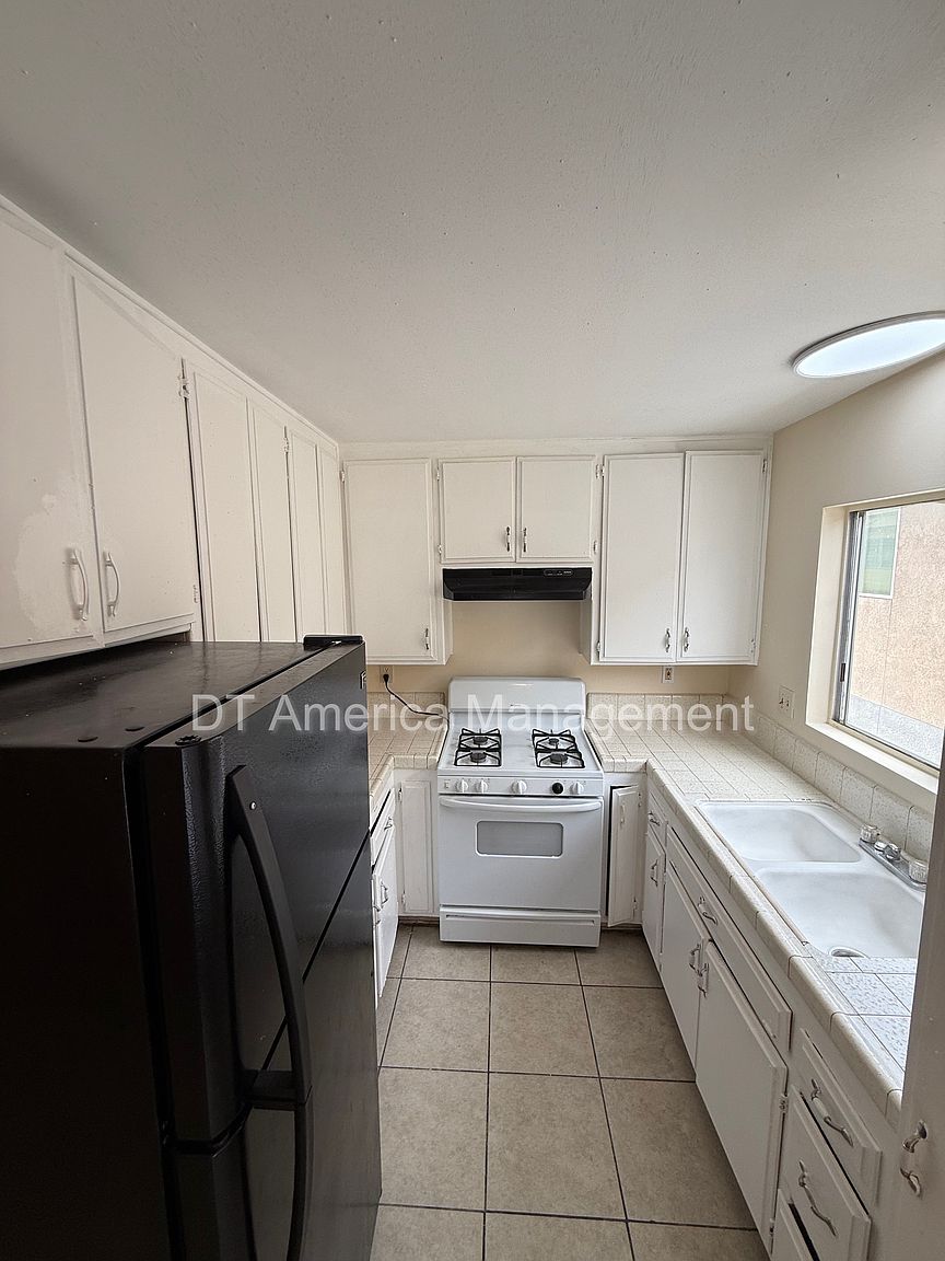 4221 Van Dyke Ave photo 5