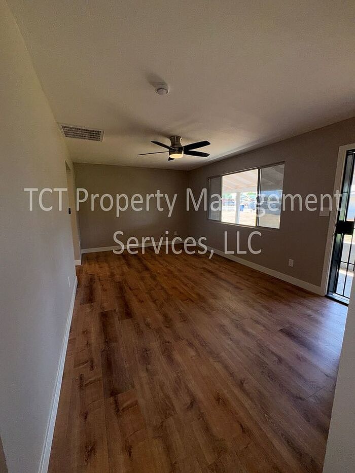 493 E Erie St photo 2