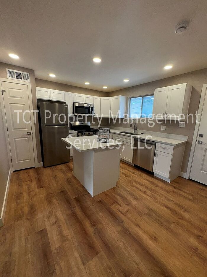 493 E Erie St photo 4