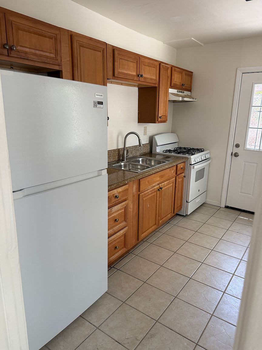 1521 40th St photo 2