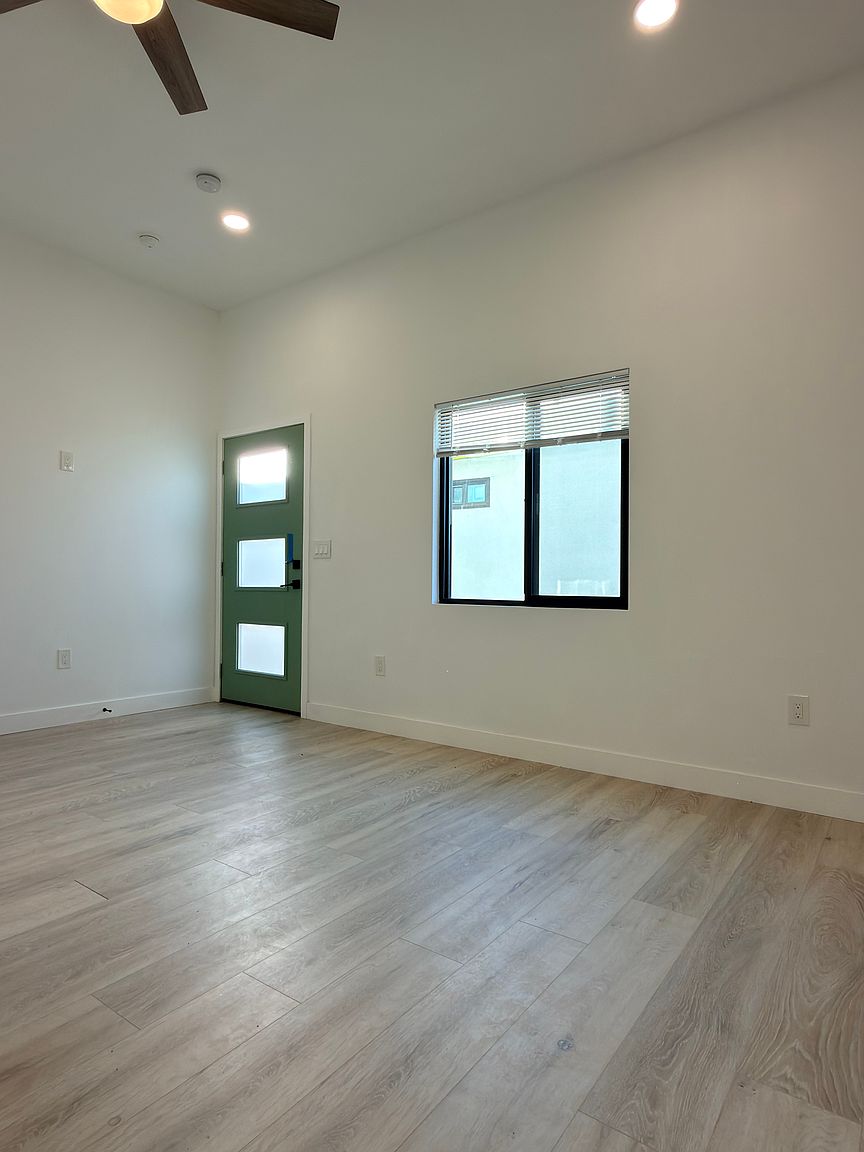 2029 E Washington Ave photo 4