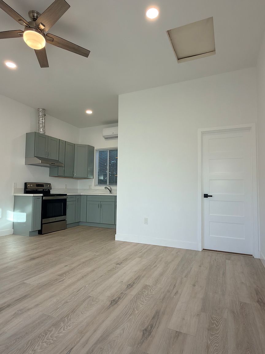 2029 E Washington Ave photo 3