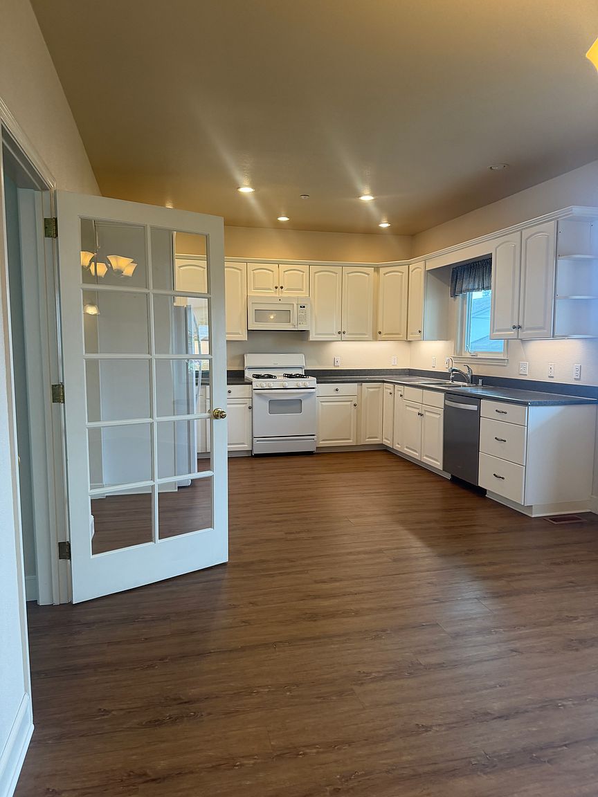 213 Valencia Ave photo 3