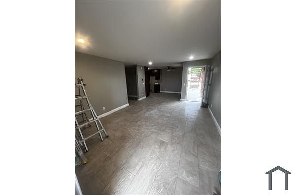 937 Grand Ave photo 3