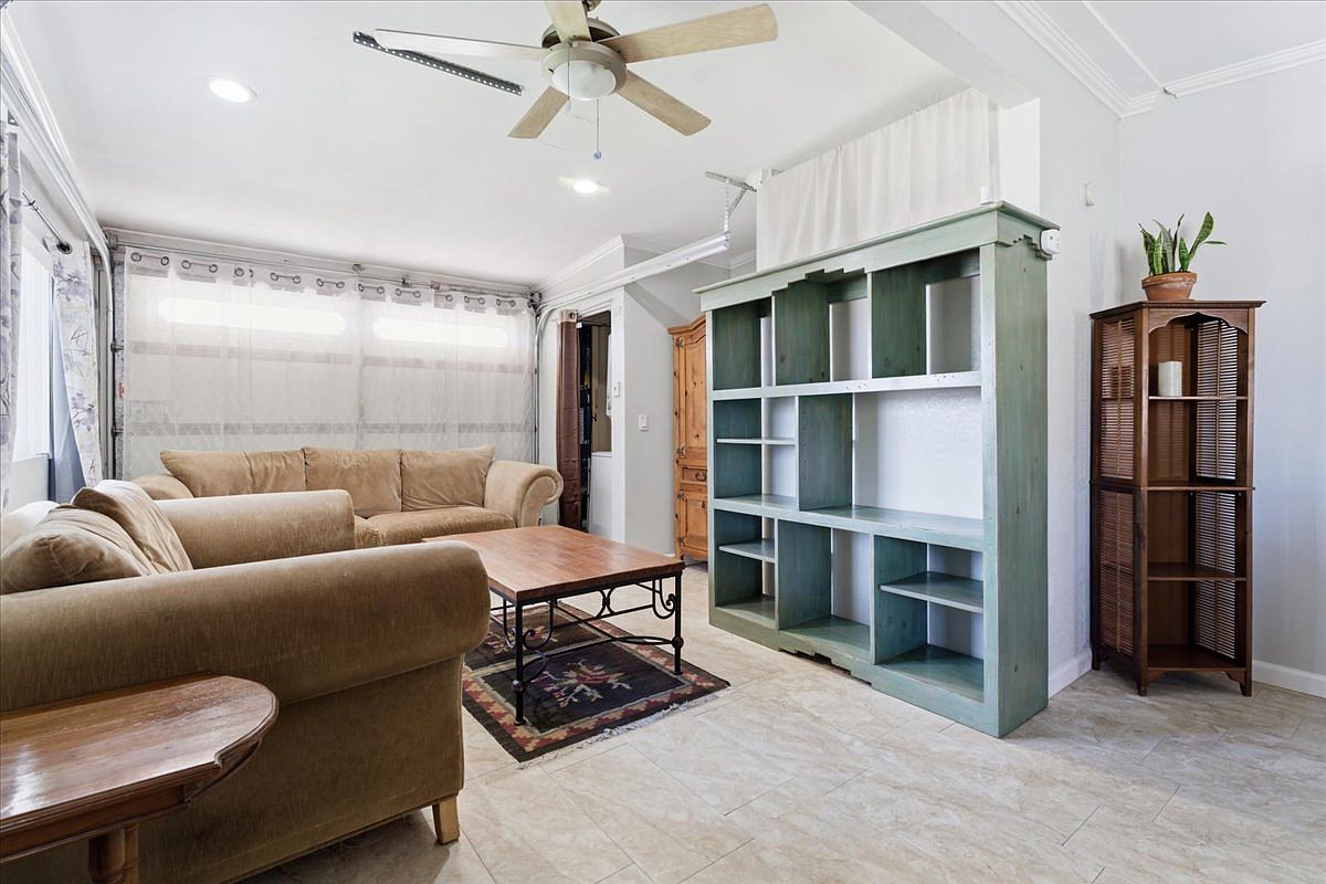 1032 Iris Ave photo 2