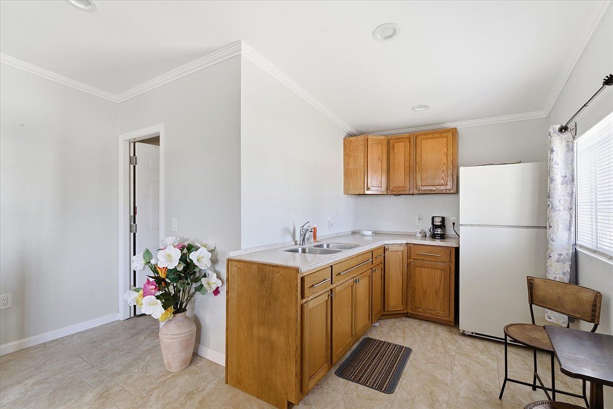 1032 Iris Ave photo 5