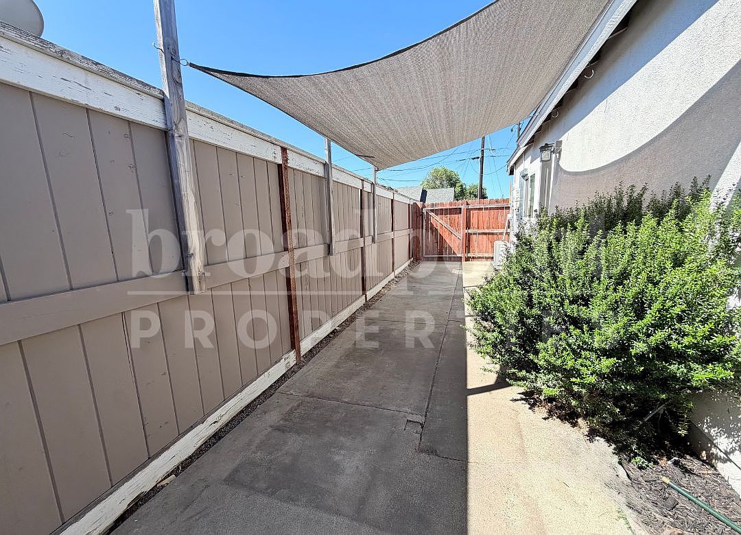 702 Pitman St photo 4