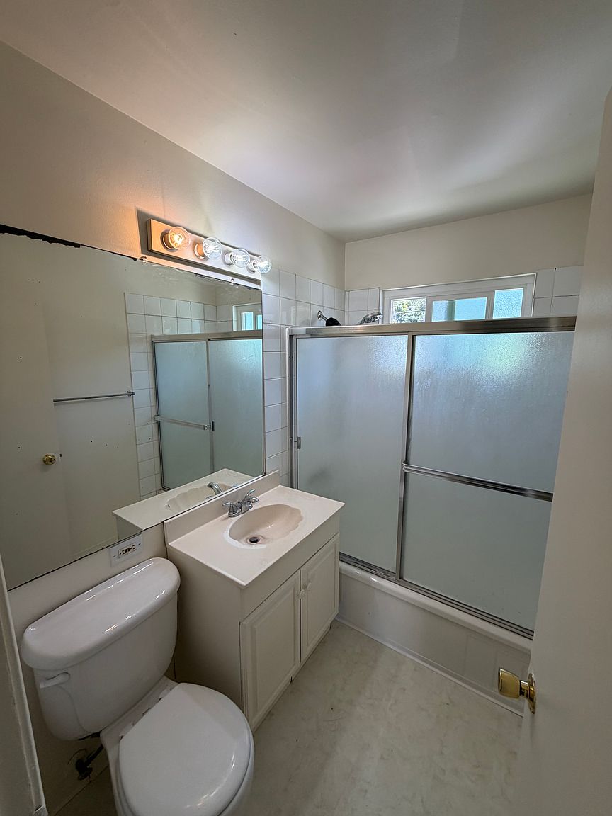 407 J St photo 3