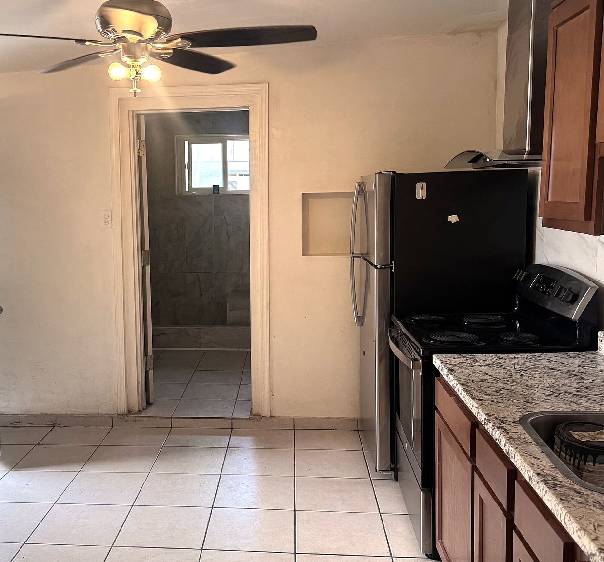 2102 W Mariposa St photo 2