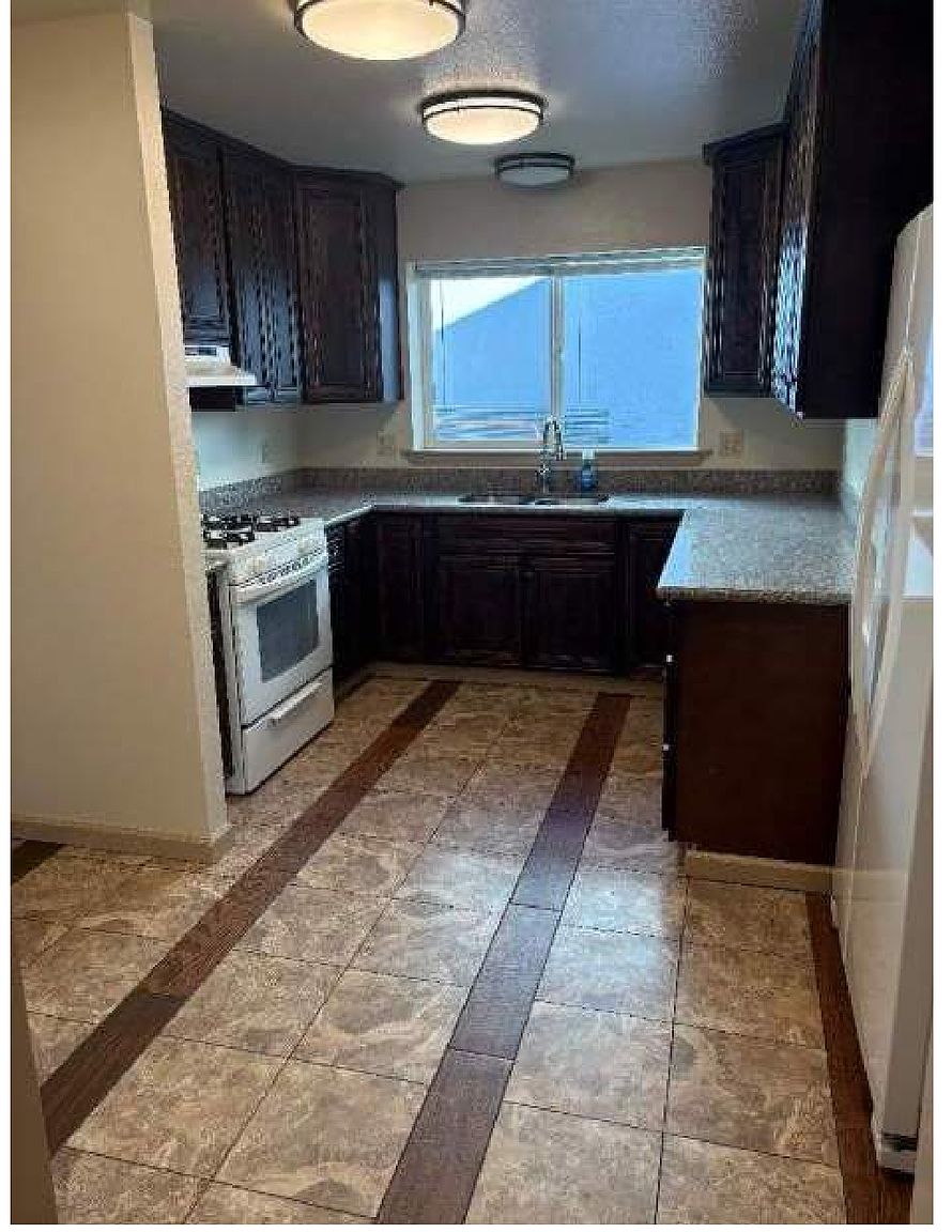 250 Barham Ave photo 3