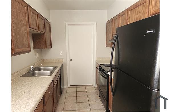 147 E Inglewood St photo 4