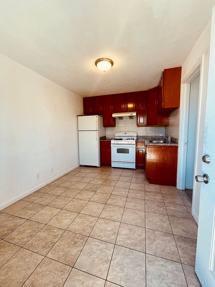 528 Doane St photo 2