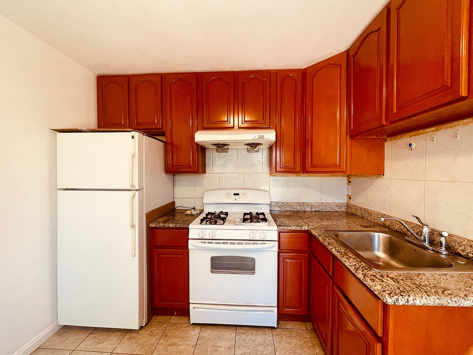 528 Doane St photo 3