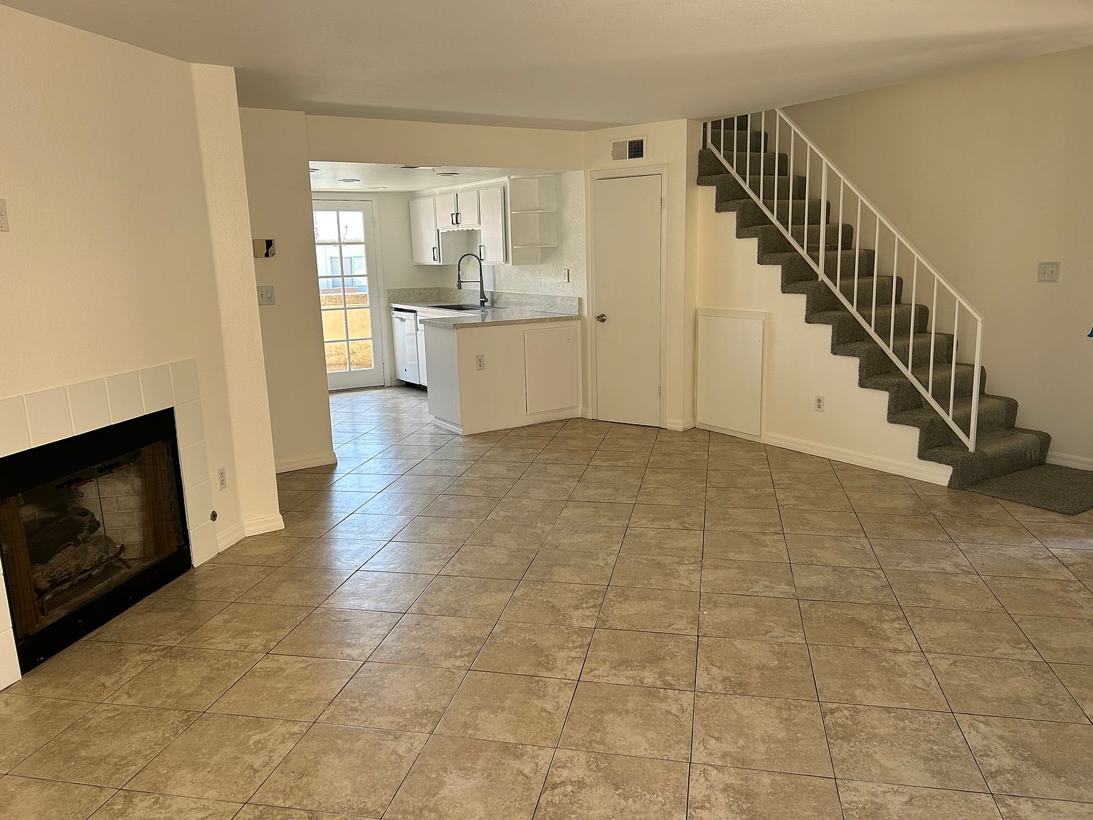575 E St photo 2