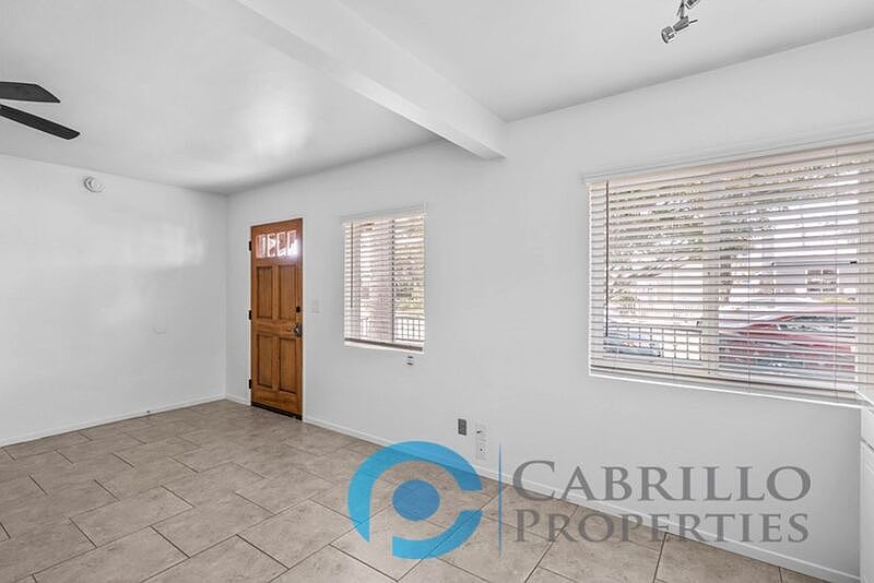 2110 Bacon St photo 3