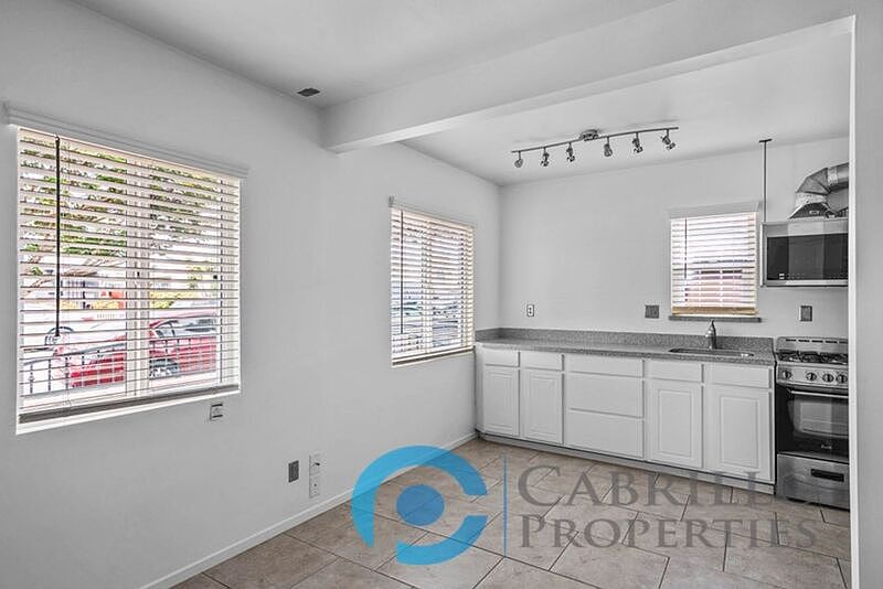 2110 Bacon St photo 4