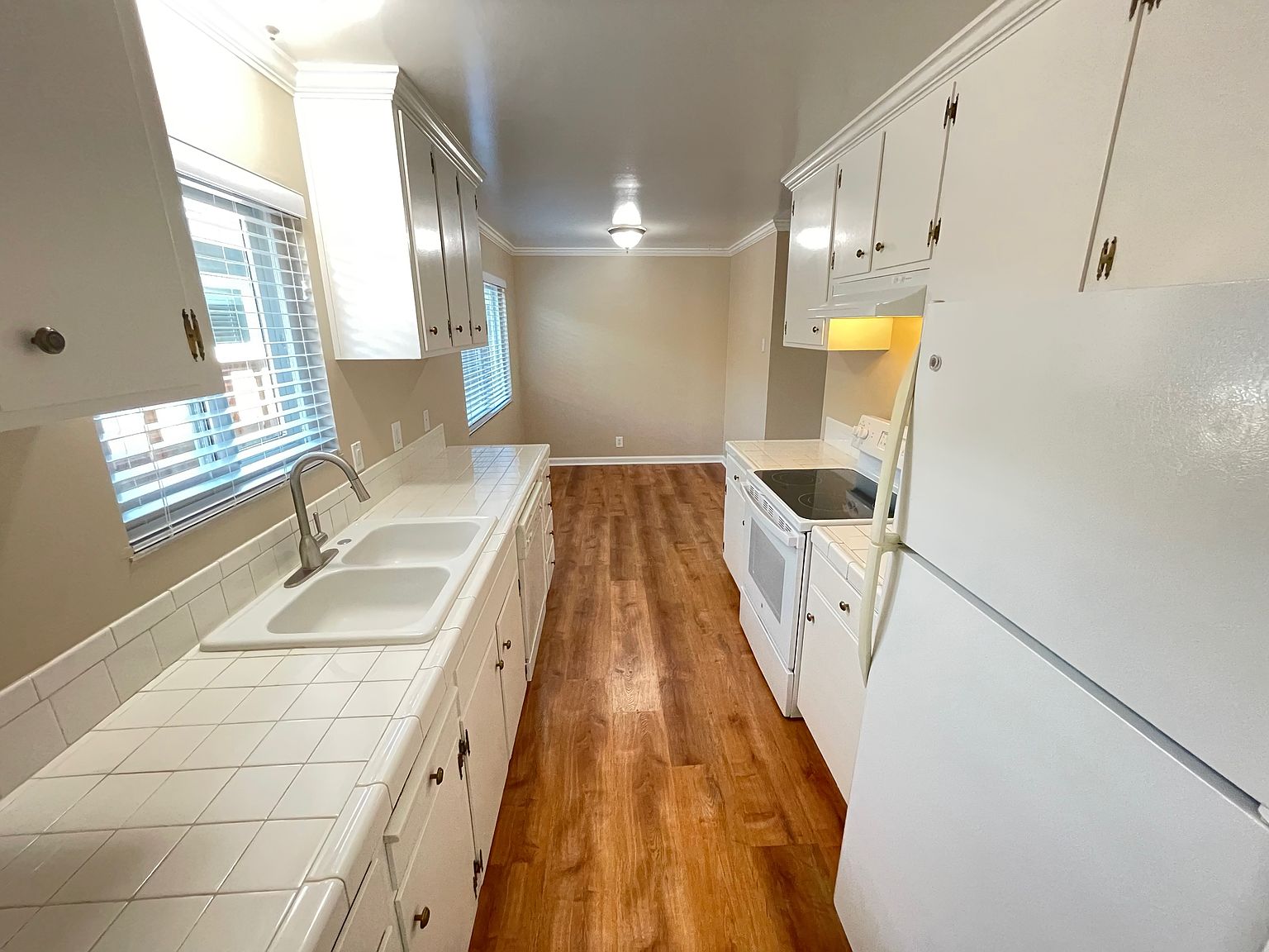 1615 Grace Ave photo 2