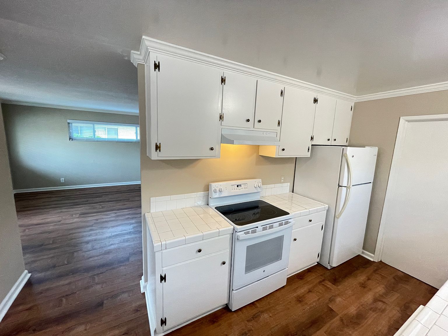 1615 Grace Ave photo 3