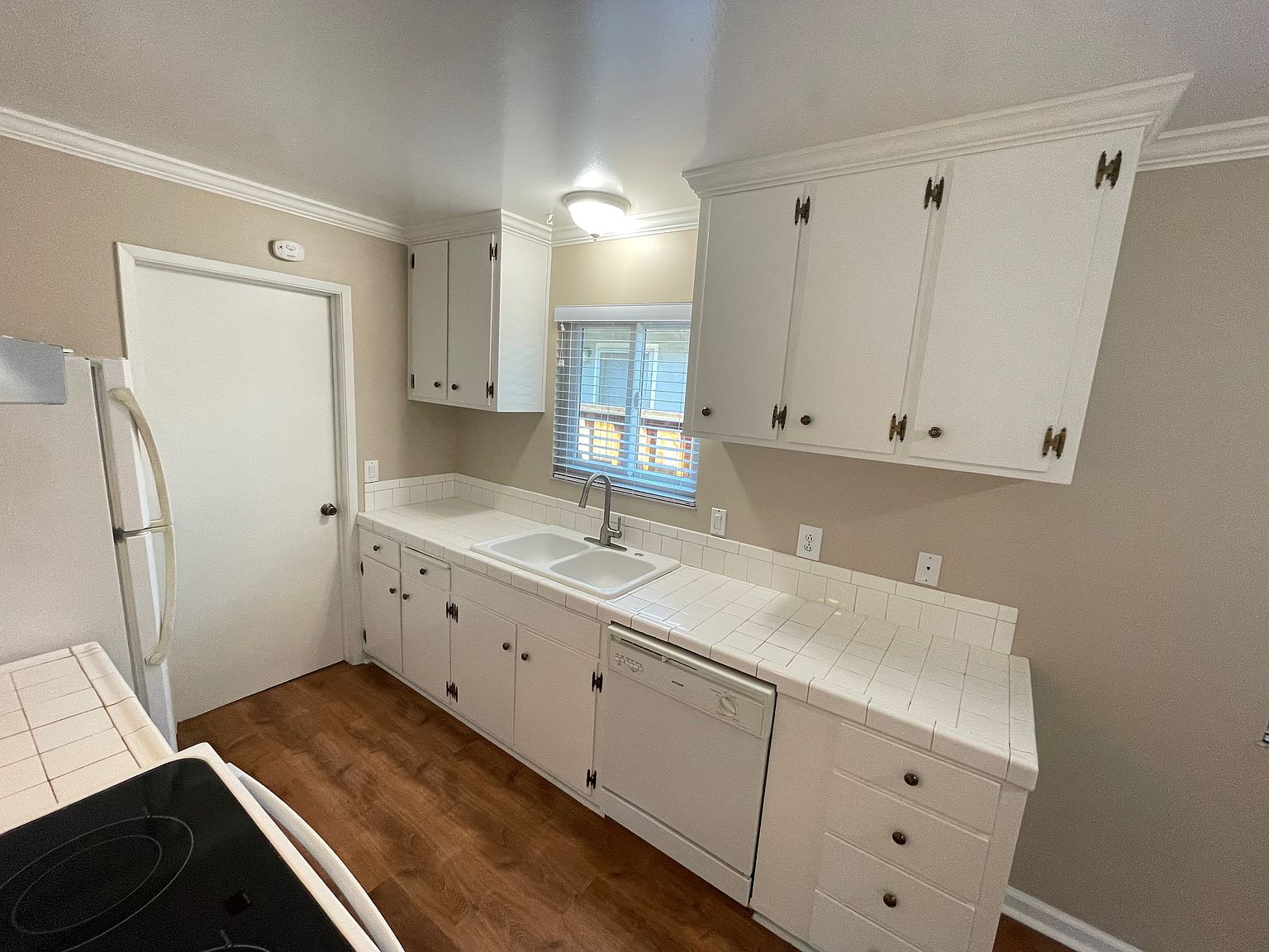 1615 Grace Ave photo 4