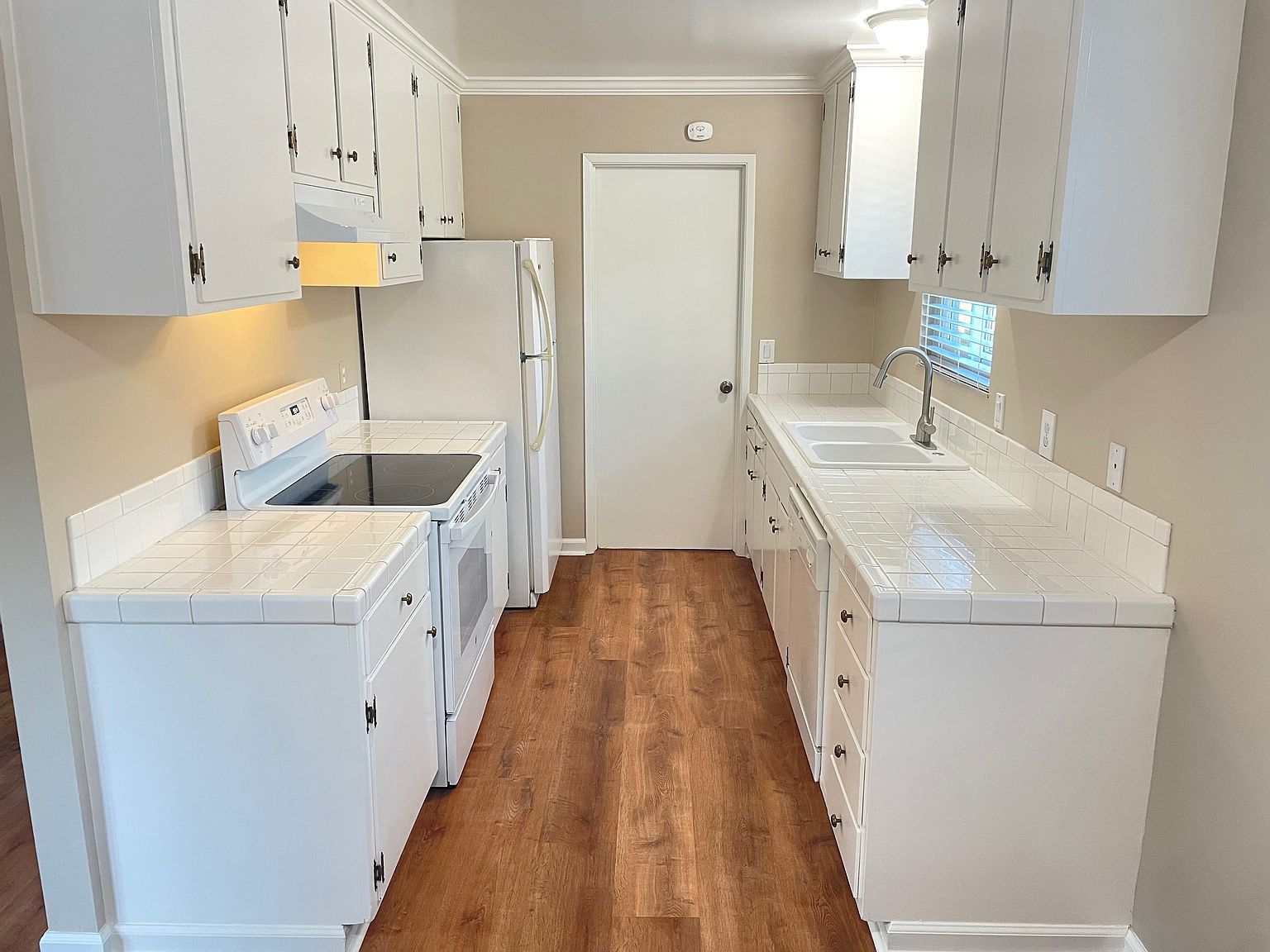 1615 Grace Ave photo 5