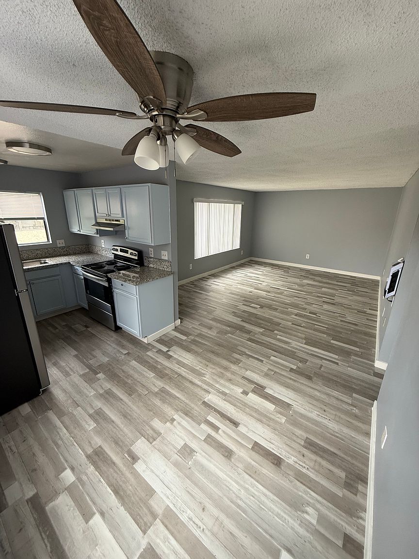 2034 Canyon Dr photo 2
