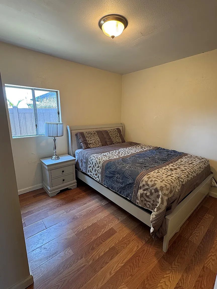 3933 Hope St photo 4