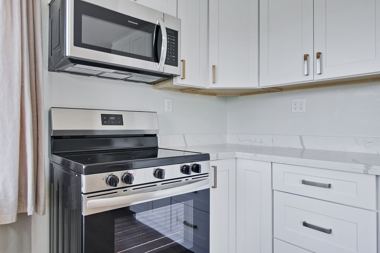 2BR/1BA Single Family House on Birdsall Ave · Oakland photo 2