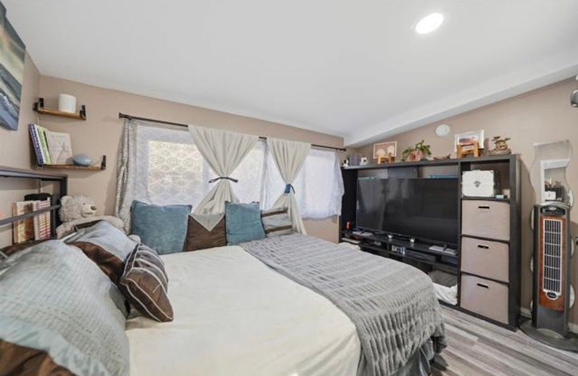 579 Le May Ave photo 2