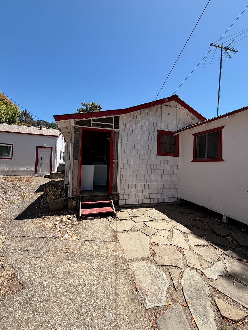 1538 East Ave photo 2