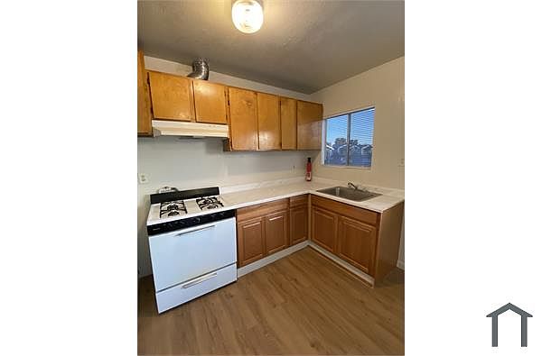 1079 72nd Ave photo 4
