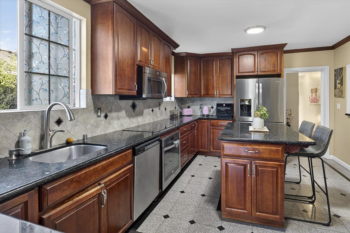 139 Grove Way photo 2