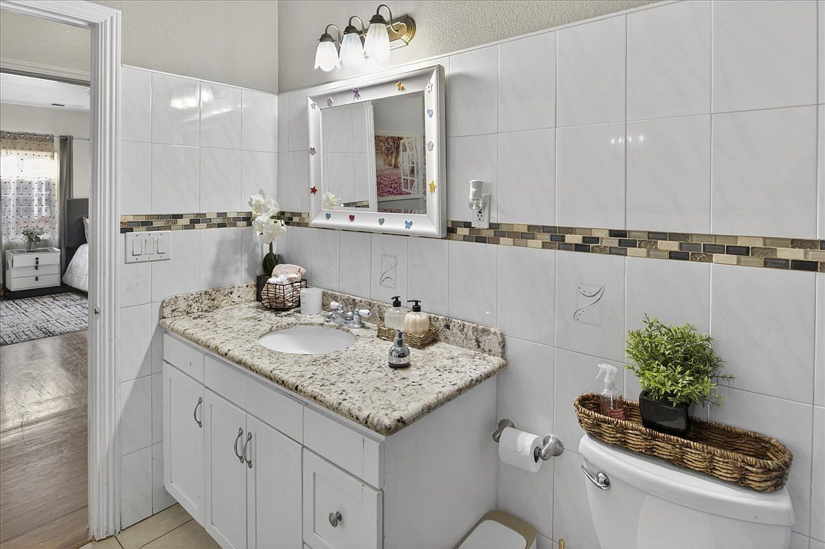 139 Grove Way photo 5