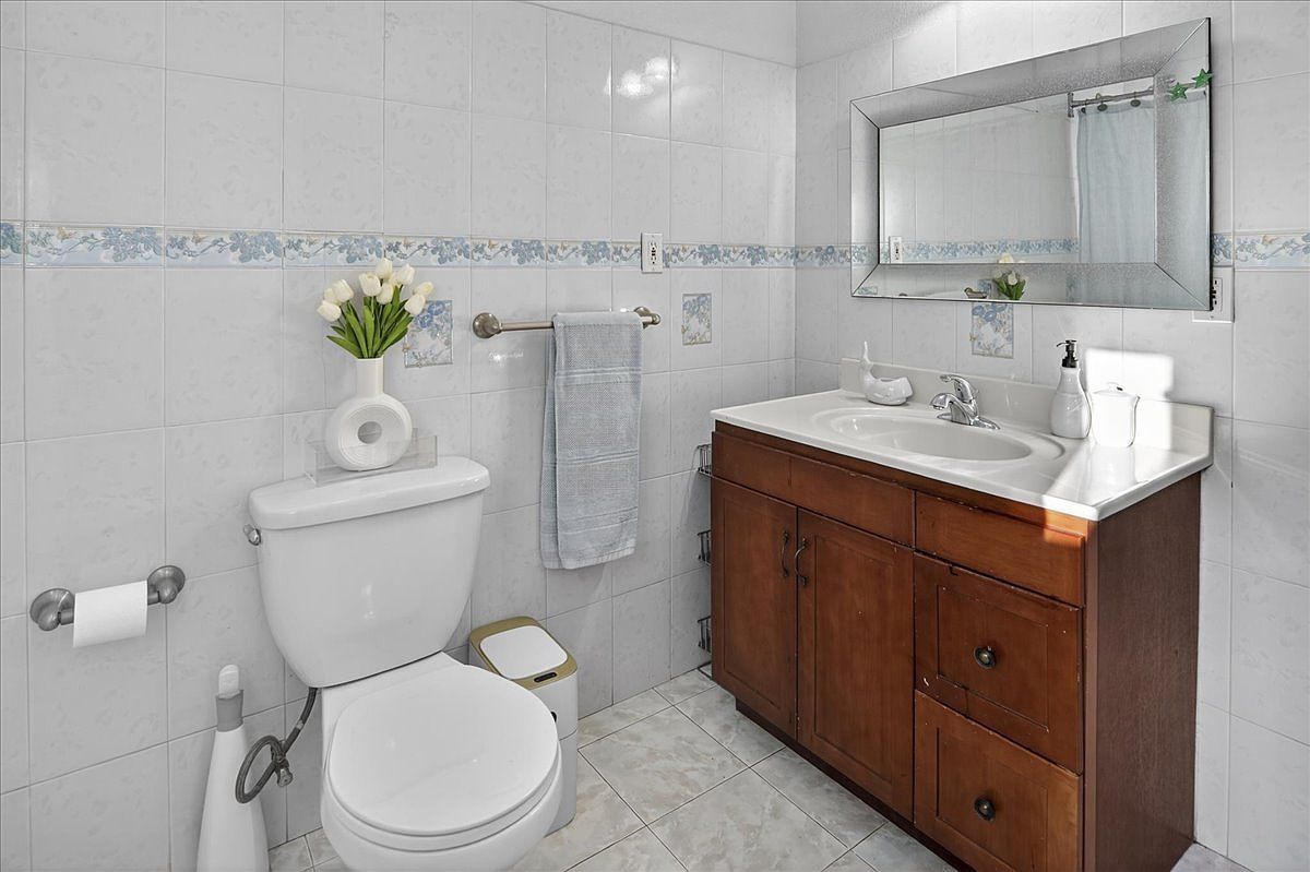 139 Grove Way photo 4